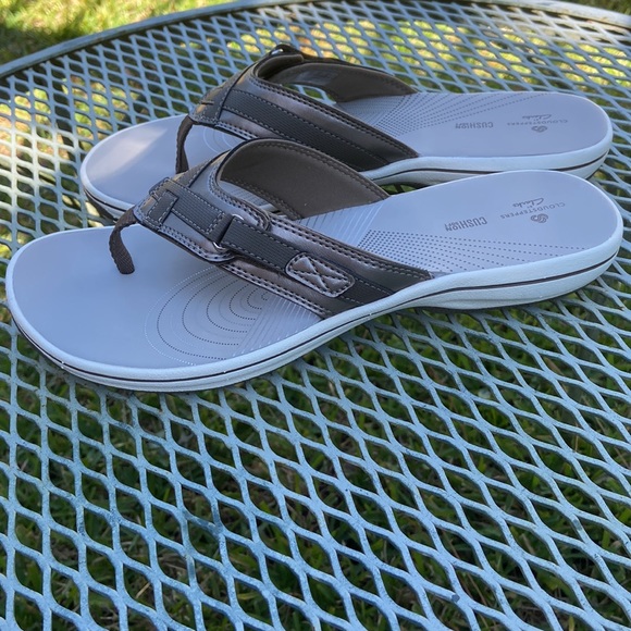 SOLD Clarks NEW cloud stepper‘s soft cushion flip-flops pewter new in box - Picture 4 of 9